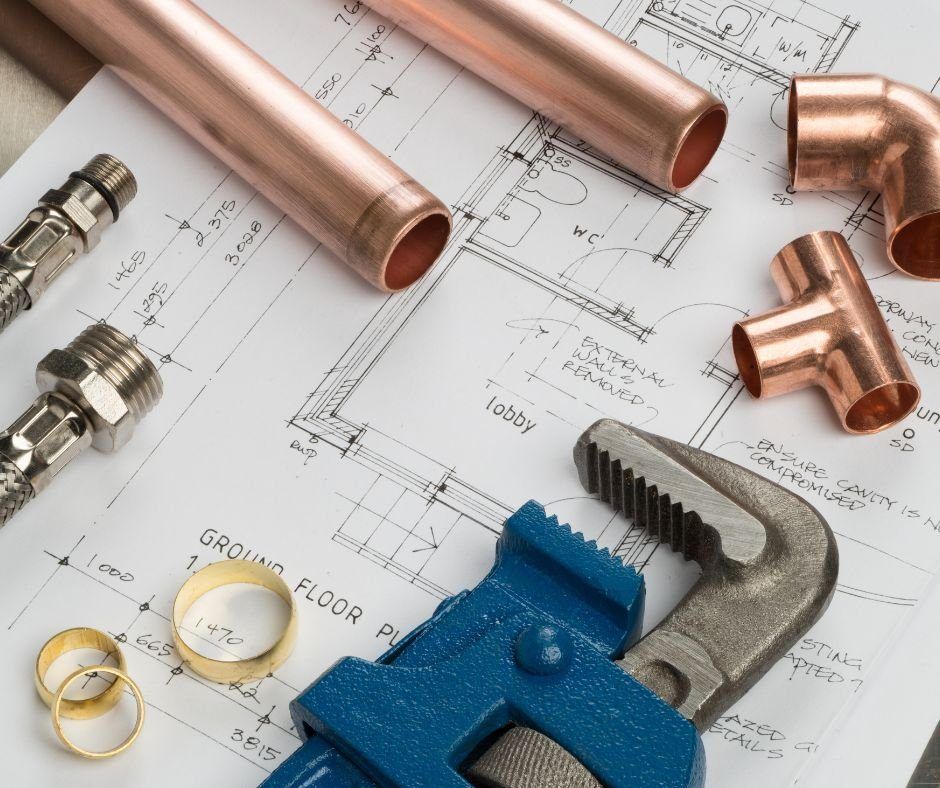 Professioneller Installateur bei der Arbeit